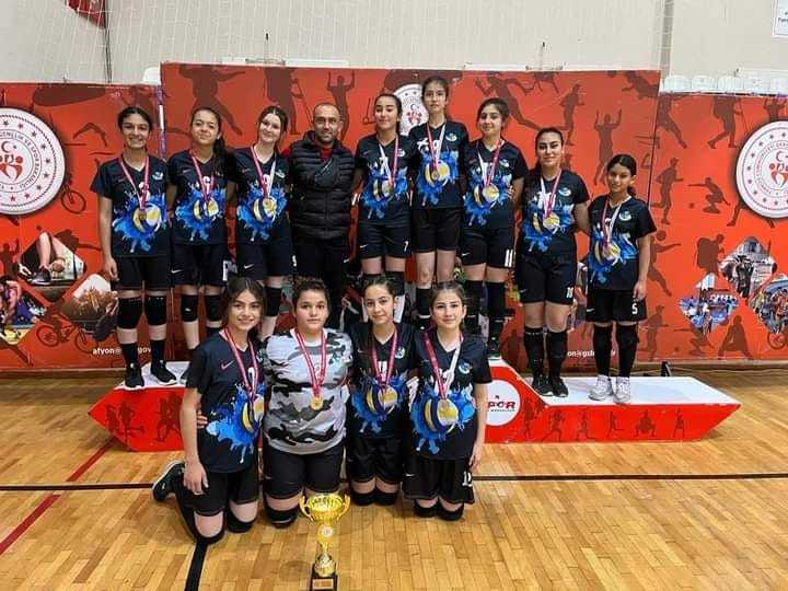 TEBRİKLER SERMAYE PİYASASI KURULU YATILI BÖLGE ORTAOKULU YILDIZ KIZLAR VOLEYBOL TAKIMI 